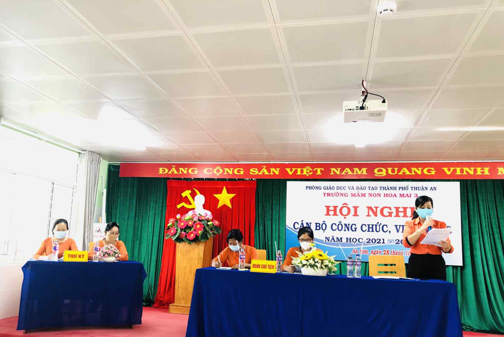 Thay mặt Đoàn chủ tịch Cô Nguyễn Thị Ngọc Hoa giải đáp một số ý kiến của tập thể trước Hội nghị.